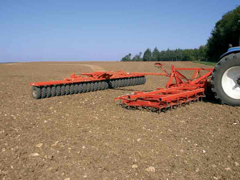 matériel agricole dans un champ