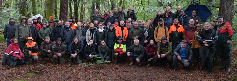 80 personnes se sont réunies du 24 au 26 septembre 2025, regroupées ici pour une photo de groupe, en forêt.