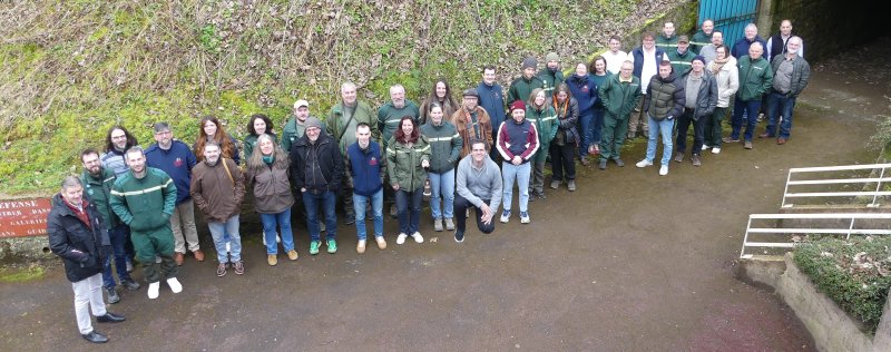 Ensemble des participants au "Regroupement 2026 des Correspondants-Observateurs du Grand Est" (une quarantaine de personnes), r&eacute;unis devant l'entr&eacute;e de la mine, &agrave; Neufchef (Moselle)