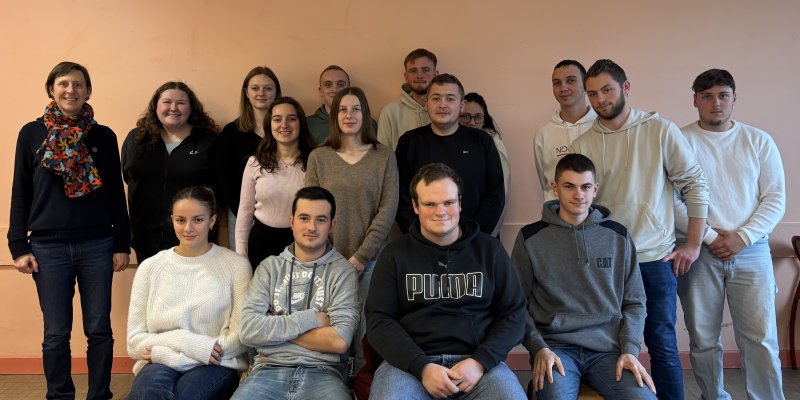 les étudiants de la classe de BTSA acse 2posant avec leur enseignante Madame Saint Guily