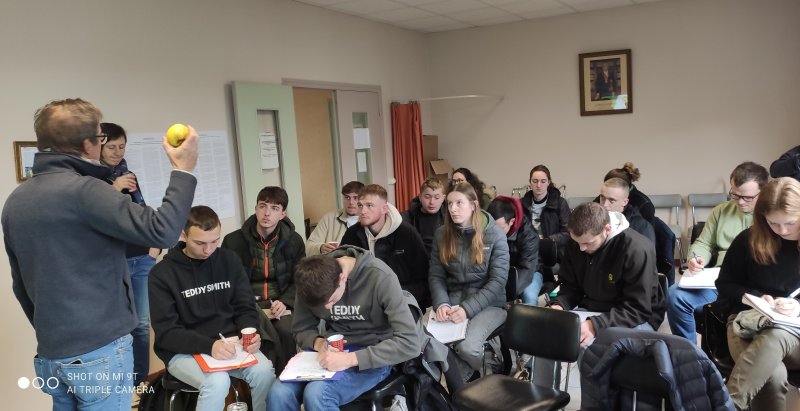 M Heins arboriculteur est dans une salle, il explique aux étudiants en présence des enseignats qui les accompagnent, le fonctionnement de son exploitation.